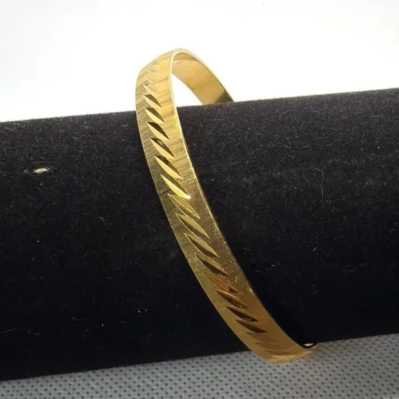 Vintage Signed Monet Gold Tone Diamond Cut Textured Bangle Bracelet 1980s Retro - Picture 9 of 11
